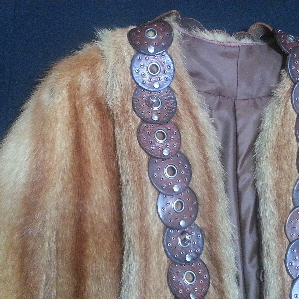 FUR CAPE - Picture 2 of 3